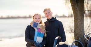Roosa ja Karri Pesälä hymyilevät kameralle keväisellä Hartaanselän rannalla.