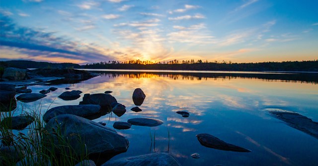 Järvimaisema auringonlaskussa.