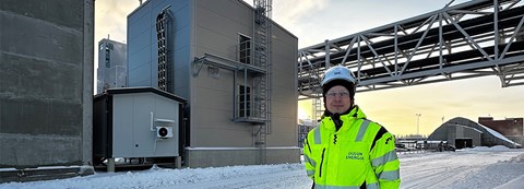 Oulun Energian työntekijä seisoo sähkökattilan edessä Oulun Laanilassa. 